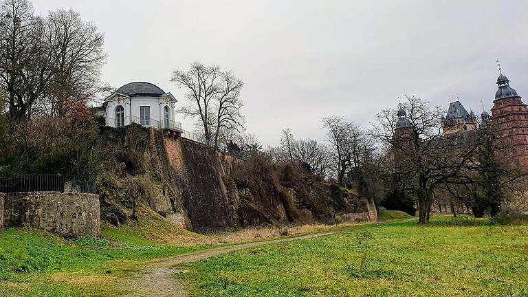 Von der Mauer am Frühstückstempel in Aschaffenburg soll der Mörder die 15-jährige Christiane hinab gestoßen haben, nachdem er sie erwürgt hatte.