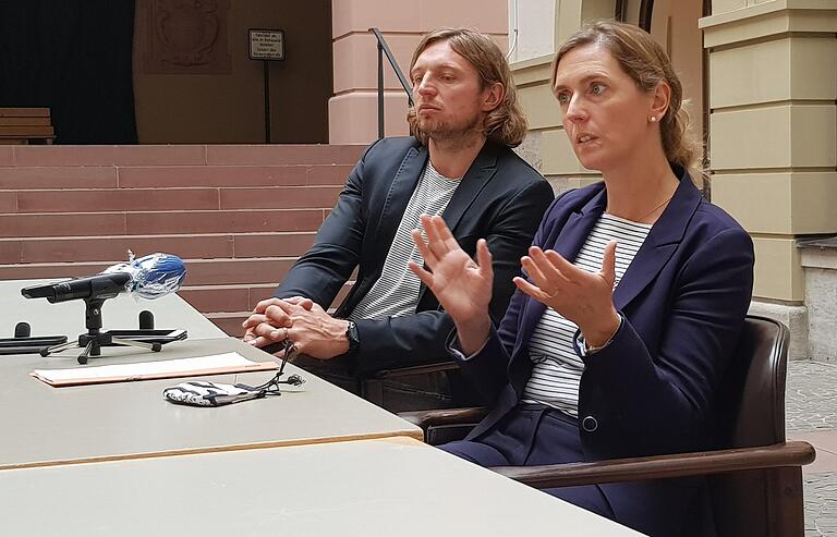 Kickers-Vorstandsvorsitzender Daniel Sauer und Sportbürgermeisterin Judith Jörg bei der Pressekonferenz im Würzburger Rathaus.