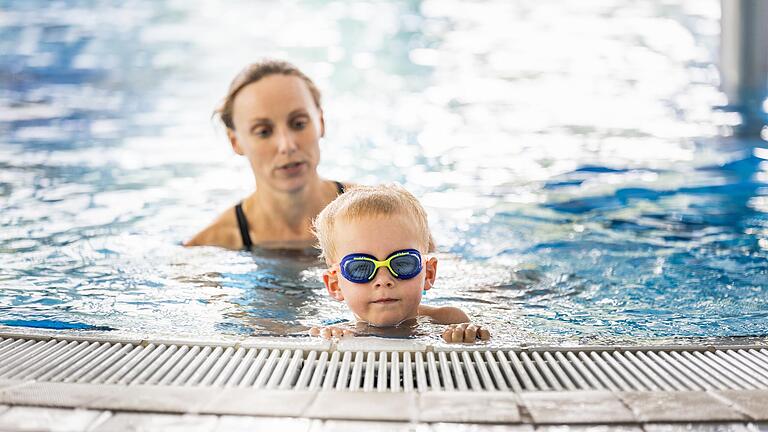 Damit Kinder richtig Schwimmen lernen, müssen einige Dinge beachtet werden. Schwimmlehrerin Ramona Weidinger kennt sich aus und hat gute Tipps parat.