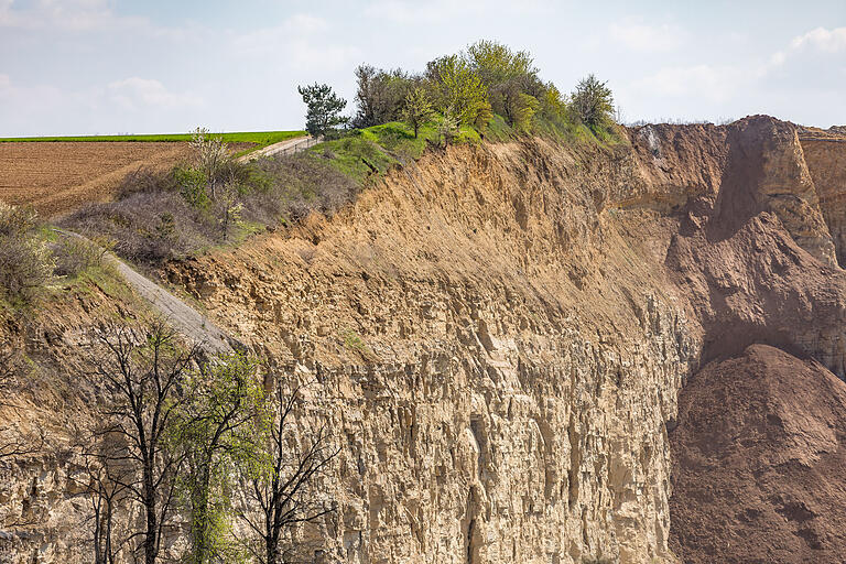 Unterwegs auf dem Weg der Lieder in Retzstadt (Lkr. Main-Spessart): Blick auf den Steinbruch. Unterwegs auf dem Weg der Lieder in Retzstadt (Lkr. Main-Spessart): Blick auf den Steinbruch.