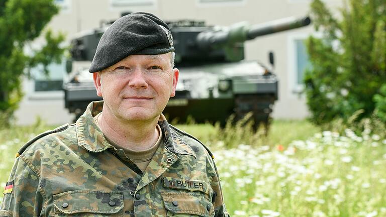 Seine 10. Panzerdivision muss 'kaltstartfähig' sein: Kommandeur Generalmajor Ruprecht von Butler in der Balthasar-Neumann-Kaserne in Veitshöchheim. Seine 10. Panzerdivision muss 'kaltstartfähig' sein: Kommandeur Generalmajor Ruprecht von Butler in der Balthasar-Neumann-Kaserne in Veitshöchheim.