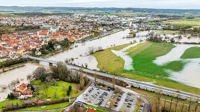 Der Main in Haßfurt ist über die Ufer getreten.