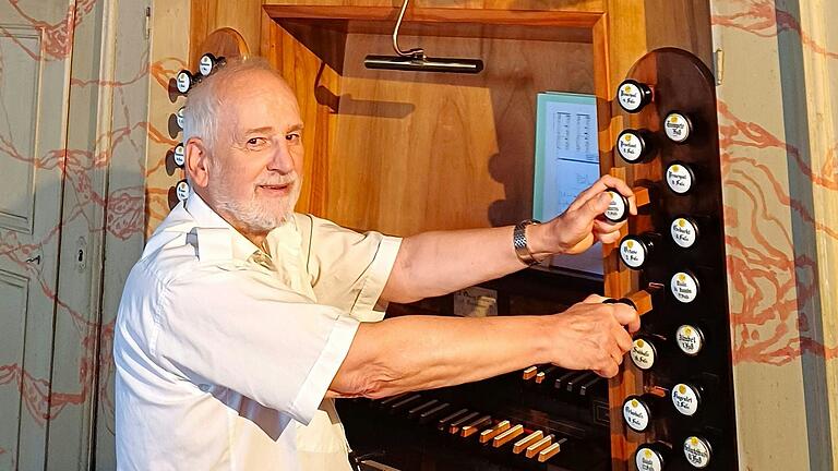 Kurorganist Martin A. Fiedrich spielt Werke bekannter Komponisten, aber auch selbst komponierte Choralvorspiele.