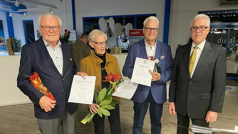Auf dem Foto Elmar Leimeister, Helene Eck, Peter Leisentritt, 1. Vorsitzender Horst Dumor.