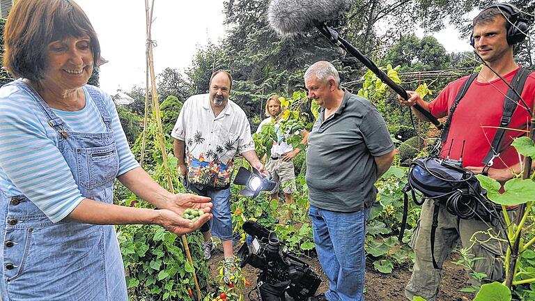 Mini-Gürkchen: Dem Garten von Anita Rau aus Frickenhausen (links) widmet die Frankenschau am Sonntag einen Beitrag.Foto: Gerhard Meissner