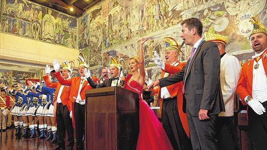Helau im Ratssaal: Mit der Inthronisierung des Würzburger Prinzenpaares haben die Narren die Macht in der Stadt übernommen. Oberbürgermeister Christian Schuchardt übergab freiwillig den symbolischen Rathausschlüssel an Prinz Stefan I. und Jeanette I. „von der Welt der tanzenden Wissenschaften“. Helau im Ratssaal: Mit der Inthronisierung des Würzburger Prinzenpaares haben die Narren die Macht in der Stadt übernommen. Oberbürgermeister Christian Schuchardt übergab freiwillig den symbolischen Rathausschlüssel an Prinz Stefan I. und Jeanette I. „von der Welt der tanzenden Wissenschaften“.