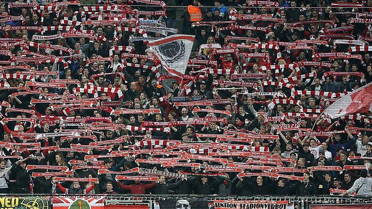 Richtig viele Anhänger unterstützten die Würzburger Kickers in der Allianz Arena. Richtig viele Anhänger unterstützten die Würzburger Kickers in der Allianz Arena.