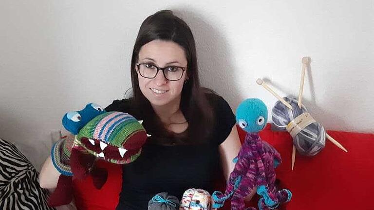 Anna Riedmann mit ihren selbstgemachten Kuscheltieren Anna Riedmann mit ihren selbstgemachten Kuscheltieren