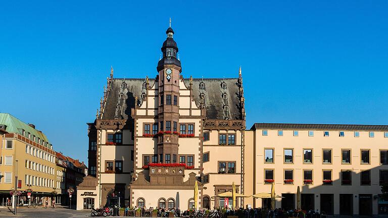 Der Turmvorbau am Alten Rathaus hat Risse. Wasser dringt ein. 2020 soll er ebenso wie der Innenhof des Neuen Rathauses saniert werden. Der Turmvorbau am Alten Rathaus hat Risse. Wasser dringt ein. 2020 soll er ebenso wie der Innenhof des Neuen Rathauses saniert werden. 