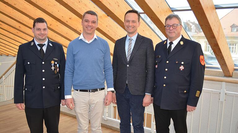 Von links: Kreisbrandmeister Gefahrgut Ralf Weber, Carl-Heinrich Graser, Landrat Florian Töpper und Kreisbrandrat Holger Strunk&nbsp;(das Foto entstand vor den Einschränkungen durch die Corona-Pandemie).