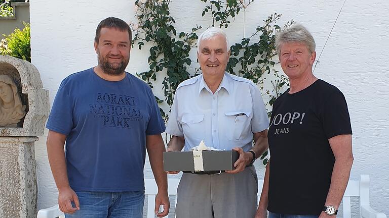 Die UWG Randersacker gratulierte Dr. Peter Rost zum 80. Geburtstag. Im Bild (von links): Christian Hertlein, Dr. Peter Rost, Jürgen Hart Die UWG Randersacker gratulierte Dr. Peter Rost zum 80. Geburtstag. Im Bild (von links): Christian Hertlein, Dr. Peter Rost, Jürgen Hart