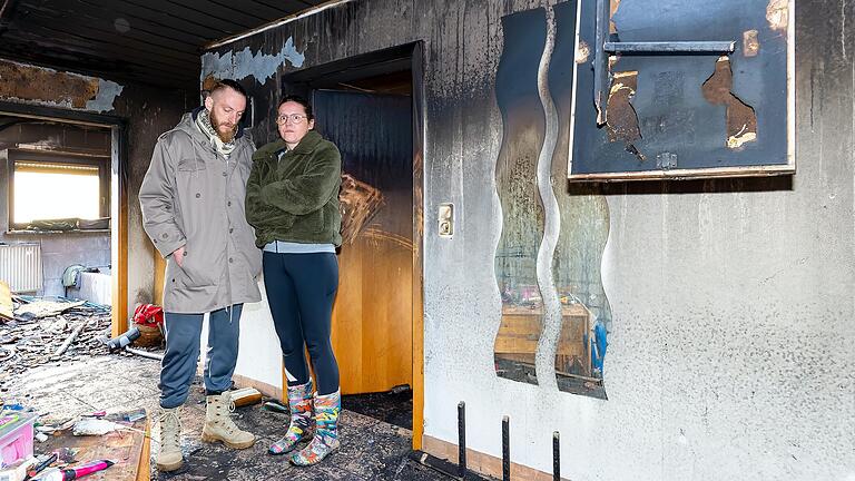 Nicole und Andreas Hußeneder nach dem Feuer in ihrer Wohnung. Nicole und Andreas Hußeneder nach dem Feuer in ihrer Wohnung. 