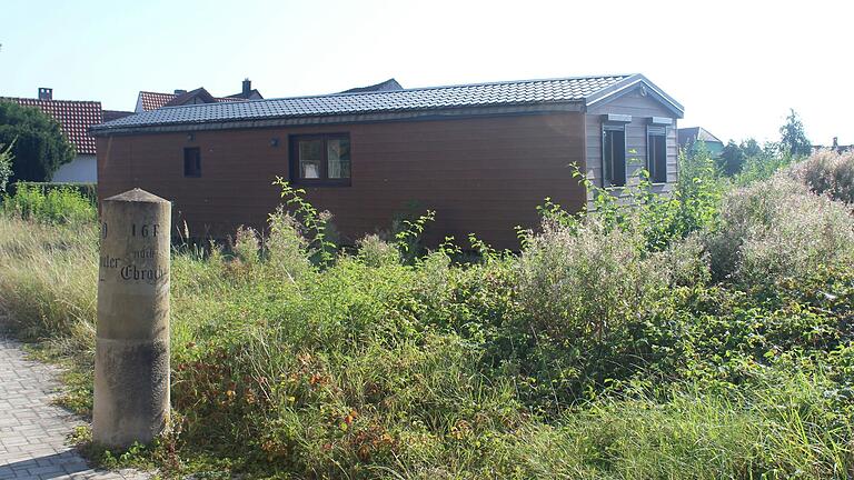 Auf diesem Grundstück an der Ortsdurchfahrt im Wiesentheider Ortsteil Reupelsdorf sollen zehn Tiny Häuser entstehen. Auf diesem Grundstück an der Ortsdurchfahrt im Wiesentheider Ortsteil Reupelsdorf sollen zehn Tiny Häuser entstehen.
