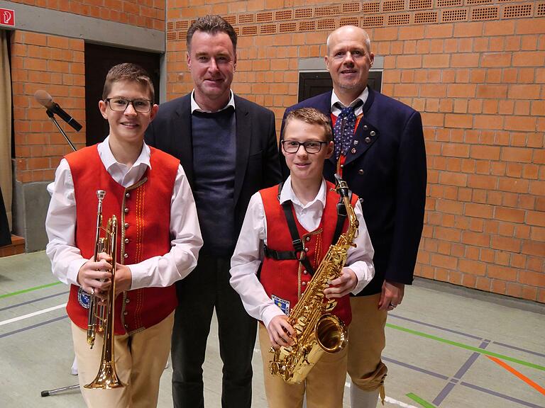 Glückwünsche für das Ablegen von Prüfungen beim Nordbayerischen Musikbund. Marvin Weiglein (links mit der Trompete) hat das Abzeichen D3 (Gold) und sein Bruder Niklas Weiglein mit dem Saxophon das Abzeichen D2 (Silber) abgelegt. Dazu gratulierten der NBMB-Kreisvorsitzende Markus Schenk vom Kreisverband Würzburg sowie Dirigent und Vereinsvorstand Jörg Rath (rechts) vom Musikverein Erbshausen-Sulzwiesen. Glückwünsche für das Ablegen von Prüfungen beim Nordbayerischen Musikbund. Marvin Weiglein (links mit der Trompete) hat das Abzeichen D3 (Gold) und sein Bruder Niklas Weiglein mit dem Saxophon das Abzeichen D2 (Silber) abgelegt. Dazu gratulierten der NBMB-Kreisvorsitzende Markus Schenk vom Kreisverband Würzburg sowie Dirigent und Vereinsvorstand Jörg Rath (rechts) vom Musikverein Erbshausen-Sulzwiesen.