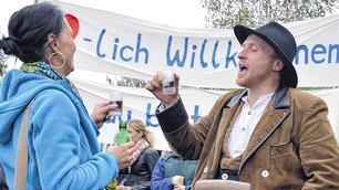 Prost: Drei Jahre ruhte die Schnapsflasche in der Erde, nach der Walz leerte sie Max Herde mit seinen Freunden.