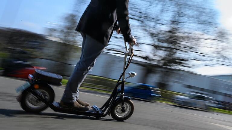 Elektroroller mit Straßenzulassung brauchen eine eigene Kfz-Haftpflichtversicherung. Wer sie nicht hat, riskiert ein Bußgeld.