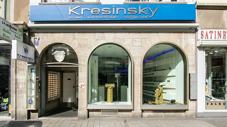 Der Optiker Kresinsky in der Domstrasse versucht mit einer geschlossenen Ladentür die Temperatur im Laden zu optimieren (Archivbild).