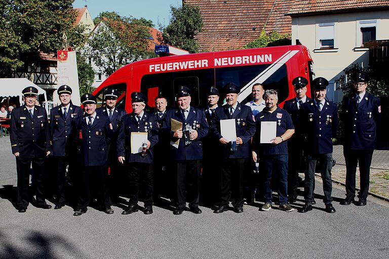 Diesen Feuerwehrmänner wurden für ihre langjährigen Dienste das Feuerwehr-Ehrenzeichen verliehen; links Kreisbrandrat Ralf Dressel.