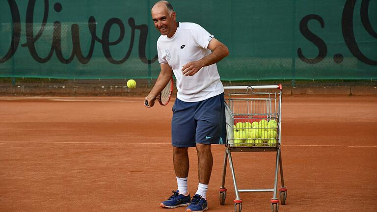 Goran Popov liebt seinen Beruf als Tennis-Trainer. Der gebürtige Nordmazedonier hat seine Tennis-Schule bei Weiß-Blau Würzburg. Goran Popov liebt seinen Beruf als Tennis-Trainer. Der gebürtige Nordmazedonier hat seine Tennis-Schule bei Weiß-Blau Würzburg.