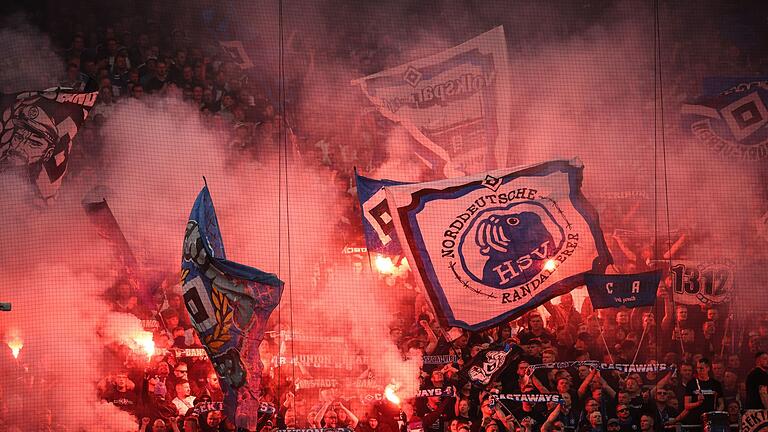 Hamburger SV - FC St. Pauli       -  Der HSV hat für Pyro-Vorfälle im Derby gegen den FC St. Pauli eine hohe Geldstrafe erhalten (Archivbild).