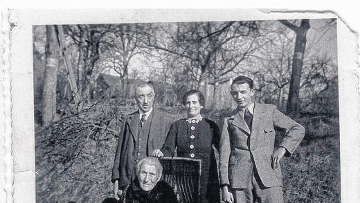 Sie gehörten zu den letzten jüdischen Familien in Königshofen: Das Ehepaar Julius und Johanna Zeilberger, Julius Mutter Jette Zeilberger und Fritz Zeilberger. Sie gehörten zu den letzten jüdischen Familien in Königshofen: Das Ehepaar Julius und Johanna Zeilberger, Julius Mutter Jette Zeilberger und Fritz Zeilberger.