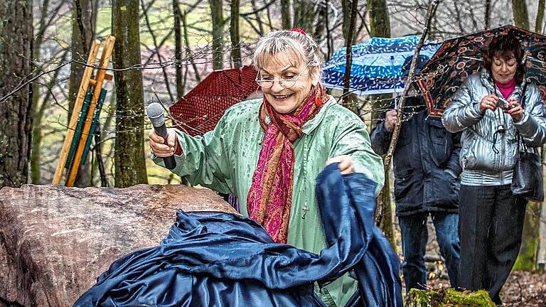 Nach zweimaliger Ablehnung beschließt der Stadtrat von Rieneck die Aufstellung einer umstrittenen Gedenktafel zur Erinnerung an ein Kriegsverbrechen am 29. März 1945. Viele Ratsmitglieder tun dies allerdings weniger aus Überzeugung, sondern damit „Frieden im Ort“ einkehren könne, wie einige von ihnen äußern. Die Tafel, die etwa 100 Meter vom Tatort entfernt aufgestellt wird, erinnert an die Erschießung von fünf sowjetischen Kriegsgefangenen, die vor 70 Jahren ohne Gerichtsverfahren von den Nazis befohlen wurde. Unser Bild zeigt die Initiatorin der Gedenktafel, Elfriede Krutsch, bei der Enthüllung der Tafel im März. Krutsch war für ihr Projekt teils massiv angefeindet worden.Foto: P. Varasano Nach zweimaliger Ablehnung beschließt der Stadtrat von Rieneck die Aufstellung einer umstrittenen Gedenktafel zur Erinnerung an ein Kriegsverbrechen am 29. März 1945. Viele Ratsmitglieder tun dies allerdings weniger aus Überzeugung, sondern damit „Frieden im Ort“ einkehren könne, wie einige von ihnen äußern. Die Tafel, die etwa 100 Meter vom Tatort entfernt aufgestellt wird, erinnert an die Erschießung von fünf sowjetischen Kriegsgefangenen, die vor 70 Jahren ohne Gerichtsverfahren von den Nazis befohlen wurde. Unser Bild zeigt die Initiatorin der Gedenktafel, Elfriede Krutsch, bei der Enthüllung der Tafel im März. Krutsch war für ihr Projekt teils massiv angefeindet worden.Foto: P. Varasano