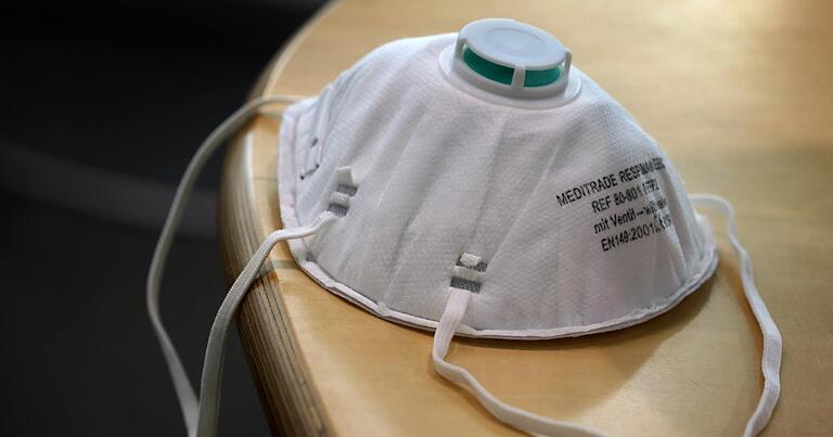 Wenn Patienten mit Verdachtskriterien zum Arzt gehen, sollten sie vorher anrufen. Dann können in der Praxis Schutzvorkehrungen gegen weitere Ansteckungen getroffen werden. Wenn Patienten mit Verdachtskriterien zum Arzt gehen, sollten sie vorher anrufen. Dann können in der Praxis Schutzvorkehrungen gegen weitere Ansteckungen getroffen werden.