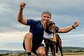 So sehen Sieger aus: Der Wollbacher Matthias Weth und sein Labrador Paul belegten den ersten Platz beim diesjährigen Dogsrun. 942 Teilnehmer aus Deutschland, Österreich und der Schweiz verzeichnete der Wettbewerb.