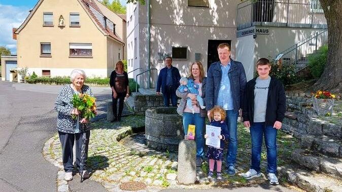 Das 300. Mitglied wird begrüßt (v.l.): Geburtstagsjubilarin Maria Stockert, Kassiererin Anette Altenhöfer, Vorstand Volker Böhm, Leni Brand mit ihrer Familie. Das 300. Mitglied wird begrüßt (v.l.): Geburtstagsjubilarin Maria Stockert, Kassiererin Anette Altenhöfer, Vorstand Volker Böhm, Leni Brand mit ihrer Familie.