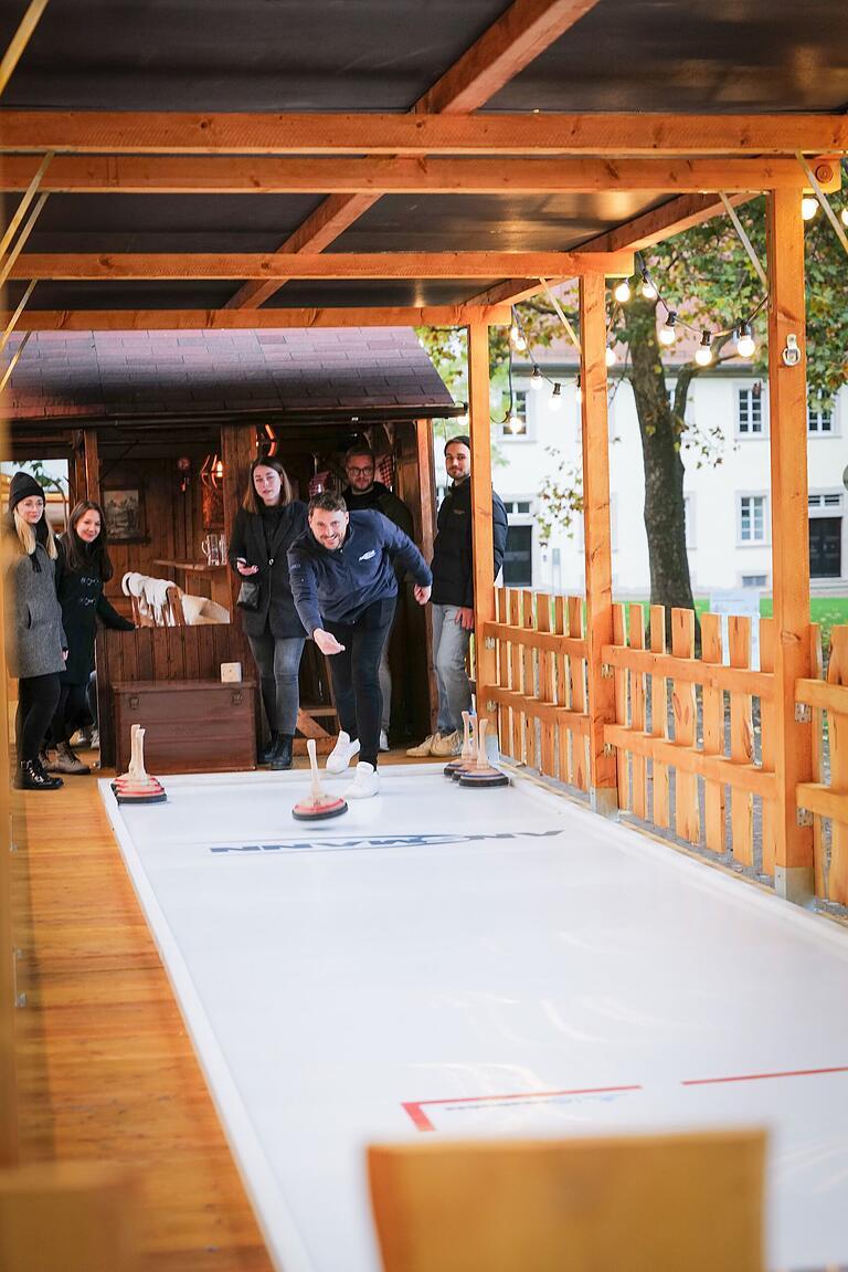 Erstmals gibt es eine eigenständige und überdachte Eisstockbahn, die kurz nach der Winterzauber-Eröffnung schon genutzt wurde.