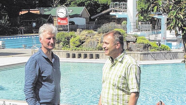 Die Badegäste können kommen: Betriebsleiter Wolfgang Schulz (rechts) und Stadtrat Hubert Zink sind auf dem abschließenden Inspektionsgang durch den Freibadbereich des Geomaris. Im Vordergrund ein Teil des frisch ausgelegten Rollrasens. Das Freibad öffnet an diesem Samstag, 23. Mai.