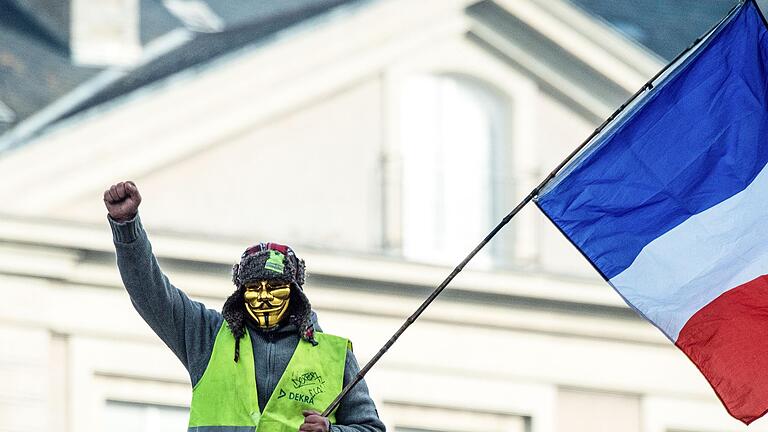 Ein Demonstrant gegen Rentenreform am Samstag in Nantes.