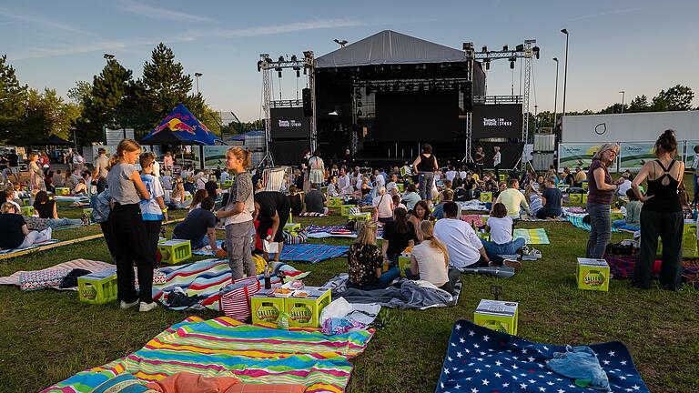 Impressionen von den Besuchern beim DDC-Auftritt am Kessler Field beim Schweinfurter Kultursommer.