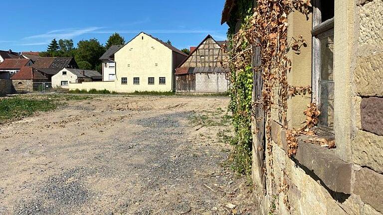 Um den Abriss zweier älterer Gebäude in der St. Michael-Straße 10 und 12 in Kützberg ist ein Streit zwischen Poppenhausens Bürgermeister Ludwig Nätscher und Gemeinderat Guido Spahn entbrannt.