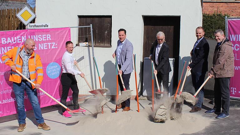 Spatenstich für den Glasfaserausbau in Ruppertshütten (von links): Stefan Hecht von Circet Deutschland, Tobias Körber (Telekom), Lohrs Bürgermeister Mario Paul, Wolfgang Neumann (Telekom), Bauamtsleiter Johannes Goßmann und Stadtkämmerer Uwe Arnold.