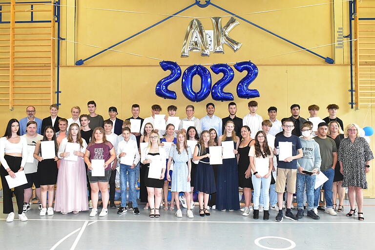 Das Bild zeigt die Absolventen der Klassen 9a und 9b.