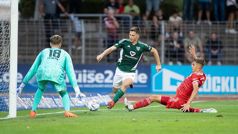 Machte ein sehr gutes Spiel und belohnte sich mit einem Tor: Der Schweinfurter Tim Kraus (grünes Trikot) versenkt den Ball in dieser Szene aber nicht im vom Donnersdorfer Johannes Schenk (links) gehüteten Bayern-Tor. Dessen Teamkollege Justin Janitzek kommt hier zu spät.&nbsp;