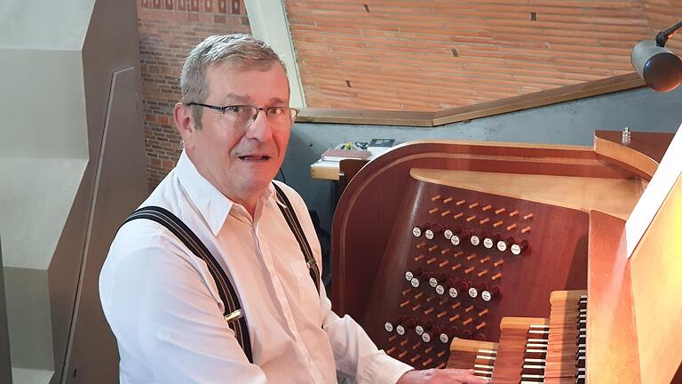 Auf dem Foto: Walter Ziegler an der Orgel in der ev. Auferstehungskirche/Bergl.