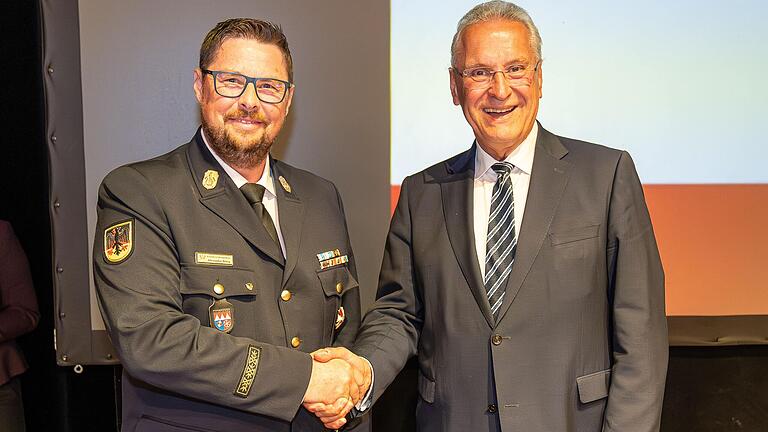 Kreisbrandinspektor Alexander Bönig (links) aus Unterspiesheim hat vom bayerischen Innenminister Joachim Herrmann das Steckkreuz erhalten. Es ist die höchste Auszeichnung innerhalb der Feuerwehr in Bayern.