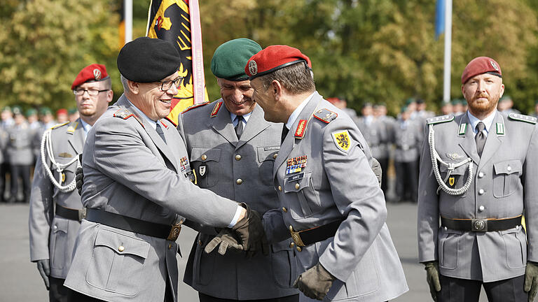 Kommandeurswechsel in Veitshöchheim am 7. September 2018: Generalmajor Bernd Schütt (links) gibt das Kommando an Harald Gante (rechts), damals noch im Rang eines Brigadegenerals, ab. In der Mitte Generalleutnant Johann Langenegger, stellvertretender Inspekteur des Heeres.