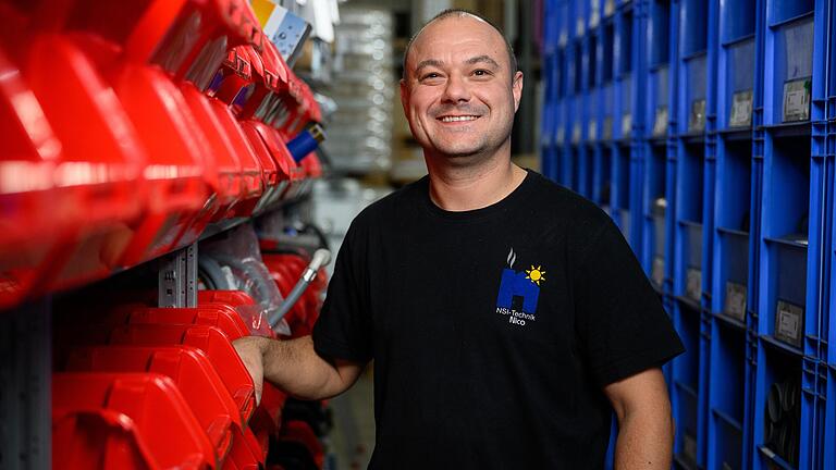 Nicolas Sieber in der Lagerhalle der Firma NSI-Technik im Ochsenfurter Gau. Er hat sich für die 4-Tage-Woche entschieden. Nicolas Sieber in der Lagerhalle der Firma NSI-Technik im Ochsenfurter Gau. Er hat sich für die 4-Tage-Woche entschieden.