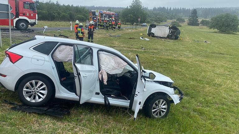 Auch die vier Insassen des Skoda wurden teils schwer verletzt.