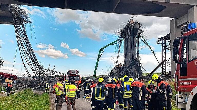 Eingestürzt ist ein Gerüst und der Rohbau für die neue Fahrbahn an der Baustelle der Autobahnbrücke bei Schraudenbach (Lkr. Schweinfurt). Mindestens ein Arbeiter starb.