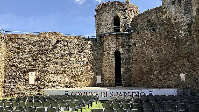 Besonders beeindruckend war bei einer Führung durch Alt-Scarlino für die Gäste aus der Partnerstadt Gerolzhofen das Kastell der Aldobrandeschi, von dem Wehrmauer, Palas und Ecktürme erhalten sind. Die in Szene gesetzte Ruine dient jetzt als Veranstaltungsort.