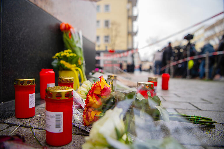 Zeichen der Anteilnahme: Blumen liegen in der Nähe eines Tatorts in der Haunauer Innenstadt.&nbsp;