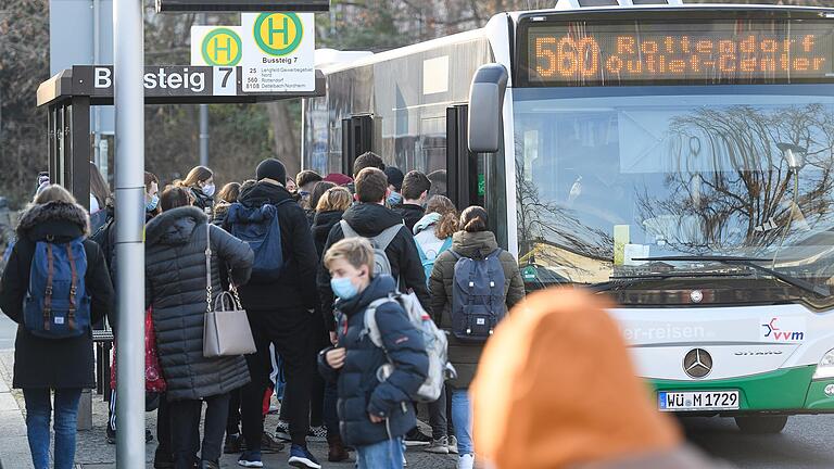 Einige der Fahrten der erfolglosen APG-Direktlinie 8100 zwischen Rottendorf und dem Hubland wurden von der Linie 560, hier fotografiert am Würzburger Busbahnhof, übernommen. Einige der Fahrten der erfolglosen APG-Direktlinie 8100 zwischen Rottendorf und dem Hubland wurden von der Linie 560, hier fotografiert am Würzburger Busbahnhof, übernommen.