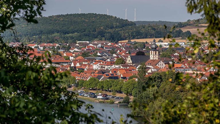 Unterwegs auf dem Kulturweg 'Über sieben Hügel kannst Du gehn' in Marktheidenfeld. Für die Mühen des steilen Aufstiegs am Dillberg werden Wanderer mit einem besonderen Ausblick auf die Altstadt, den Mainkai und den Fluss belohnt.