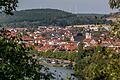 Unterwegs auf dem Kulturweg 'Über sieben Hügel kannst Du gehn' in Marktheidenfeld. Für die Mühen des steilen Aufstiegs am Dillberg werden Wanderer mit einem besonderen Ausblick auf die Altstadt, den Mainkai und den Fluss belohnt.