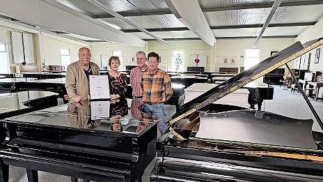 Über die Jahrzehnte wurde das Ehepaar Kleinhenz von den Fachkräften Fritz Sattes (rechts) und Klavierstimmer Fritz Herrmann (2. von rechts) tatkräftig unterstützt. Anlässlich des 40-jährigen Jubiläums erhielten Beatrix Kleinhenz (2. von links) und...       -  Über die Jahrzehnte wurde das Ehepaar Kleinhenz von den Fachkräften Fritz Sattes (rechts) und Klavierstimmer Fritz Herrmann (2. von rechts) tatkräftig unterstützt. Anlässlich des 40-jährigen Jubiläums erhielten Beatrix Kleinhenz (2. von links) und Peter Kleinhenz (links) eine IHK-Ehrenurkunde von Bereichsleiter Jan-Markus Momberg.