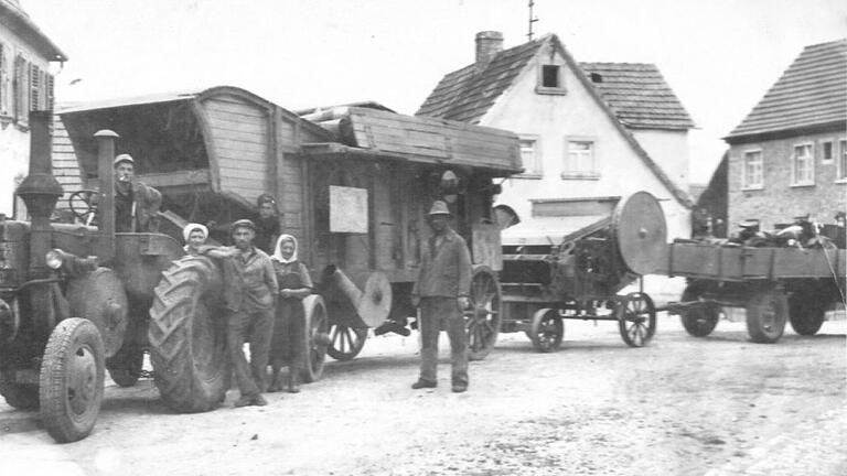 Dürrfeld: Um 1952 entstand die Aufnahme des landwirtschaftlichen Gespanns mit Lanz-Traktor und Dreschmaschine und der Familie Adelheid, Franziska und Oskar Keßler.